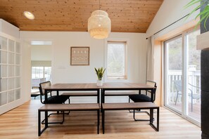 Dining - Cabana style vacation home, w/HOT TUB & easy stroll to beach, sleeps 16.  (Michigan City)