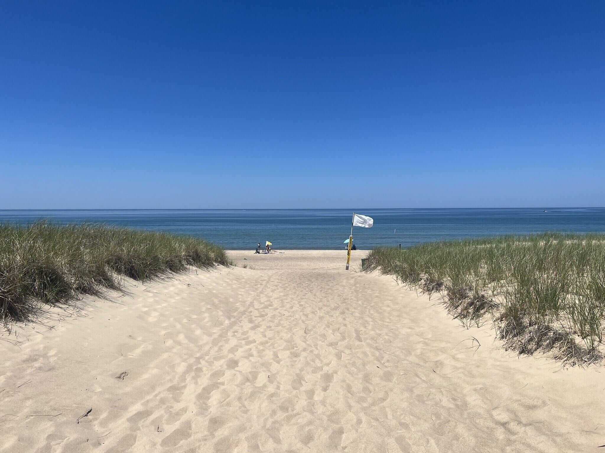 Nær stranden, solsenger og strandhåndklær