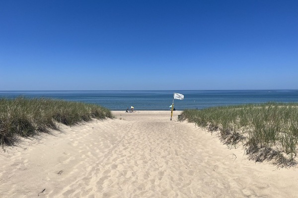 Una playa cerca, sillas reclinables de playa, toallas de playa