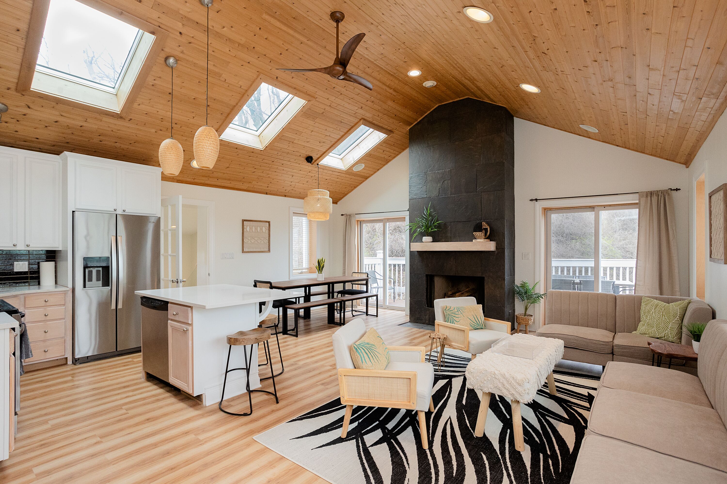 Älytelevisio, takka, pöytäjalkapallopöytä