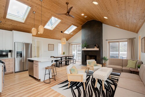 Cabana style vacation home, w/HOT TUB & easy stroll to beach, sleeps 16. 