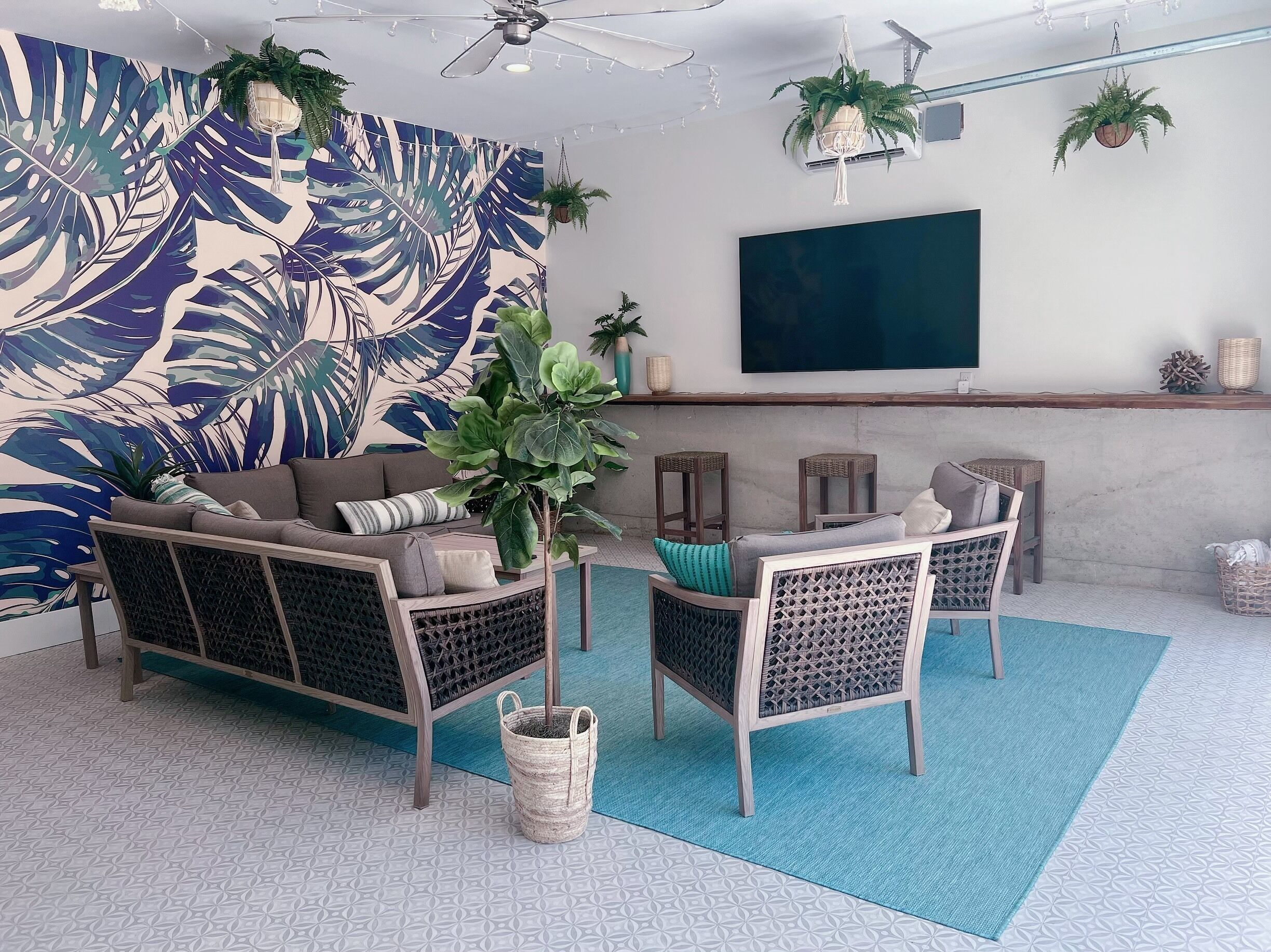 Cabana style vacation home, w/HOT TUB & easy stroll to beach, sleeps 16. 
