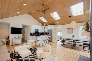 Smart TV, fireplace, table football - Cabana style vacation home, w/HOT TUB & easy stroll to beach, sleeps 16.  (Michigan City)