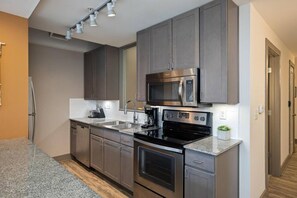 Kühlschrank, Wasserkocher mit Kaffee-/Teezubehör