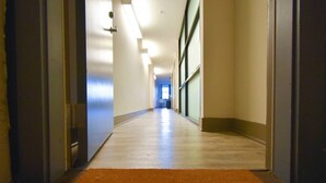 Un pasillo con una alfombra de bienvenida en la entrada.