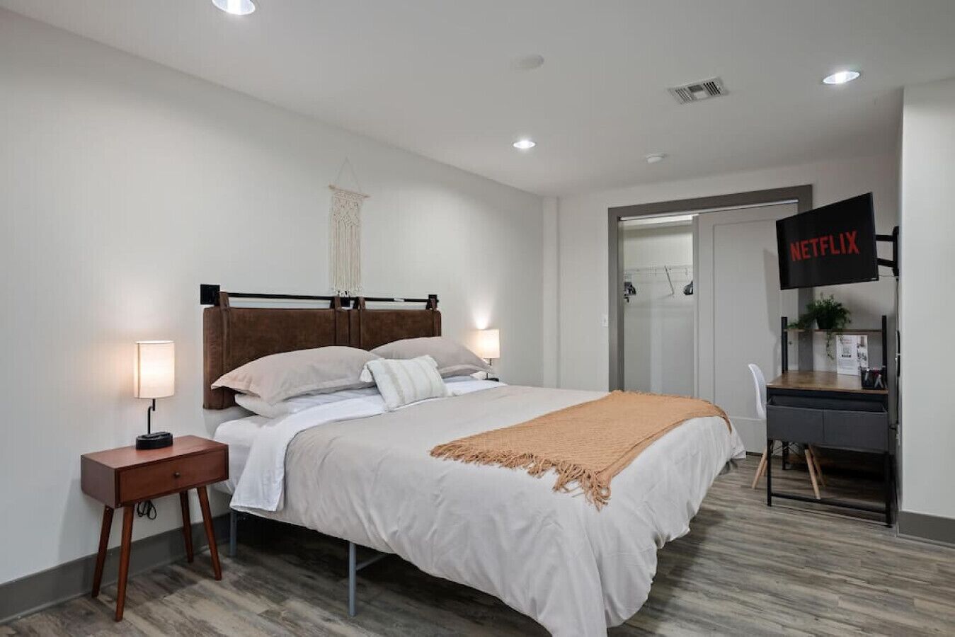 Bureau, fer et planche à repasser, Wi-Fi