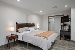 Escritorio, tabla de planchar con plancha y wifi