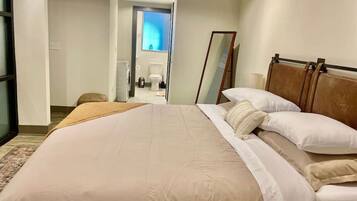 1 dormitori, escriptori, planxa i posts de planxar i wifi