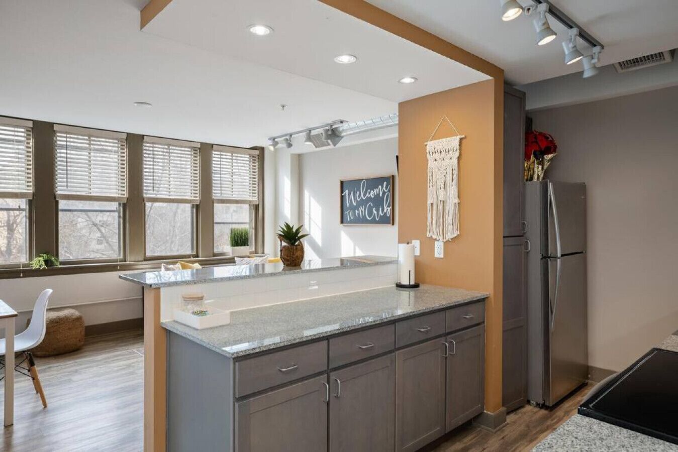 Een koelkast, een koffiezetapparaat/waterkoker