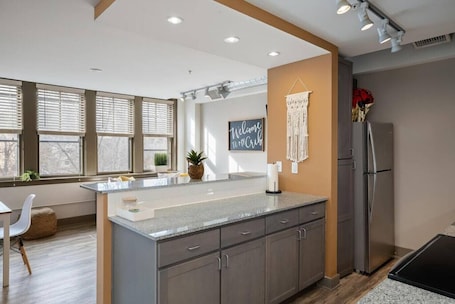 Fridge, coffee/tea maker, cookware/dishes/utensils. ★ King Bed ★ Uptown Theater★
