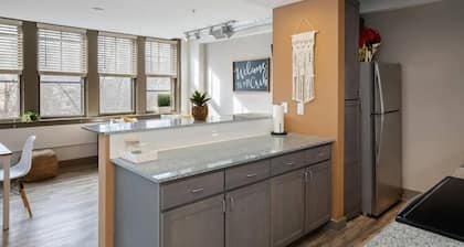 ★ King Bed ★ Uptown Theater★