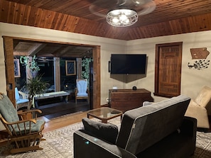 Una Smart TV, videojuegos, libros, un reproductor estéreo