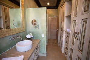 Douche, sèche-cheveux, serviettes fournies, papier toilette