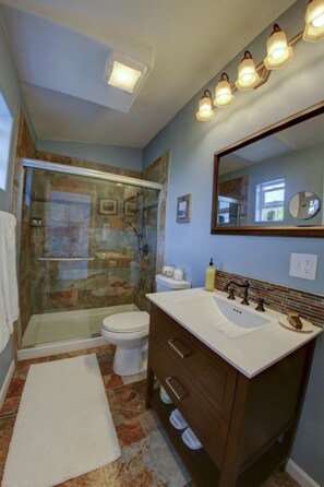 Ensemble baignoire-douche, séchoir à cheveux, serviettes fournies