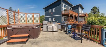 Oceanfront Luxury Apartment Overlooking Kachemak Bay and Homer Spit!