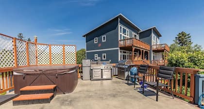 Oceanfront Luxury Apartment Overlooking Kachemak Bay and Homer Spit!