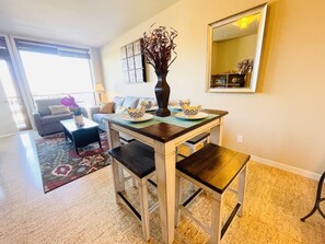 Dining - Lake Chelan Luxury Condo - Heated Pool, Hot Tub, BBQ - STR-0448 (Chelan)