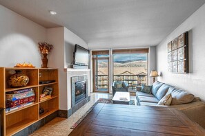 Una televisión, una chimenea