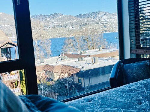 Lake Chelan Luxury Condo - Heated Pool, Hot Tub, BBQ - STR-0448