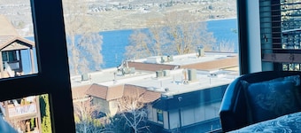 Lake Chelan Luxury Condo - Heated Pool, Hot Tub, BBQ - STR-0448