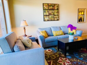 TV, fireplace - Lake Chelan Luxury Condo - Heated Pool, Hot Tub, BBQ - STR-0448 (Chelan)