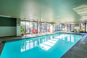 Una piscina cubierta