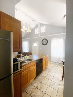 Private kitchen - Entire House Near Texas Tech Medical Center-2min (Marrakech)