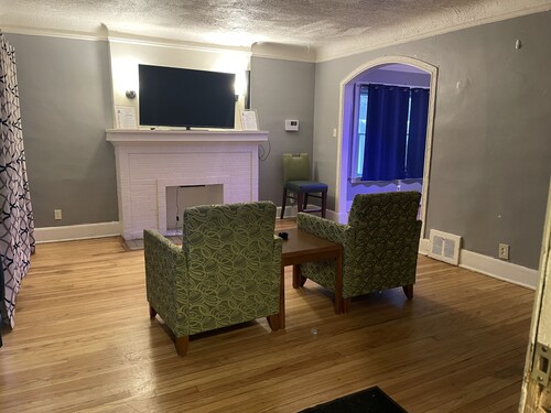 10 mins from downtown Detroit .