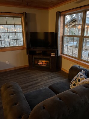 Smart TV, fireplace - Brand new cabin in the woods with hot tub 1/2 mile from Starview Winery (Cobden)