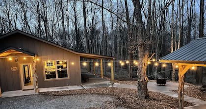 Brand new cabin in the woods with hot tub 1/2 mile from Starview Winery