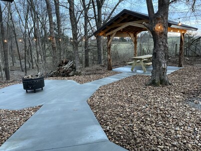 Brand new cabin in the woods with hot tub  1/2 mile from Starview Winery 