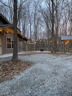 Property grounds - Brand new cabin in the woods with hot tub 1/2 mile from Starview Winery (Cobden)