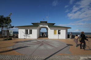 Unclassified image, 3 of 24, button