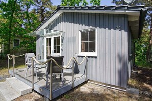 Outdoor dining - Chalet Ostsee No. 72 - chic vacation bungalow close to the beach with terrace - (Göhren)