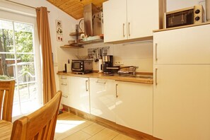 Réfrigérateur, four à micro-ondes, un four, lave-vaisselle