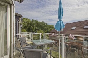 Outdoor dining - Only 100 m to the beach, apartment with balcony and own sauna - App. Eldena FeWo 09 - (Middelhagen)