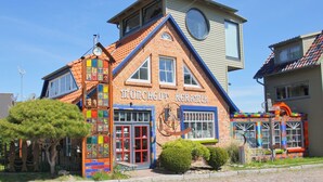 Un edificio colorido con un letrero llamativo que dice "Mönchengladek Keramik".