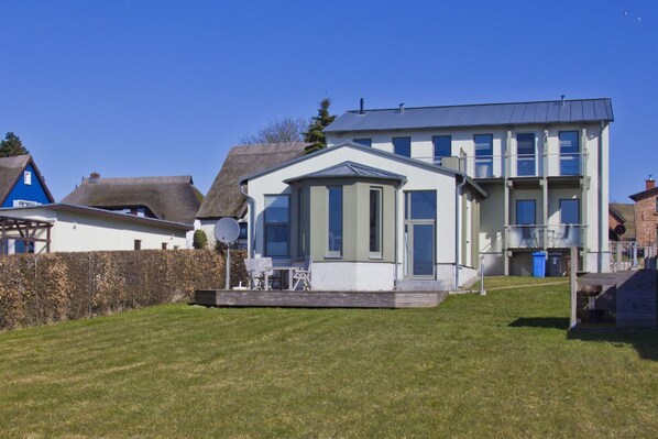 Unclassified image, 1 of 18, button