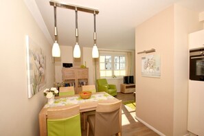 Dining - Balcony, own sauna, free use of the AHOI adventure pool - Villa Antje FeWo 10 (Göhren)