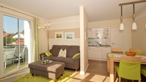 Eine moderne Wohnung mit Wohnzimmer, Essbereich und Küche.