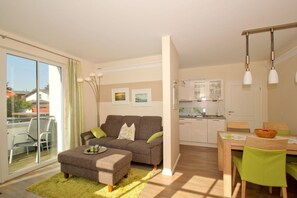 TV, stereo - Balcony, own sauna, free use of the AHOI adventure pool - Villa Antje FeWo 10 (Göhren)