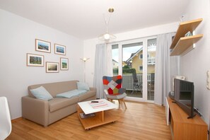TV, stereo - Balcony, free use of the AHOI adventure pool and sauna - Villa Karola FeWo 04 - (Göhren)