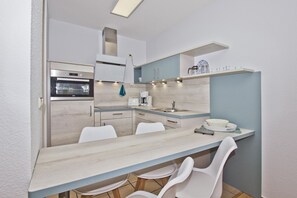 Fridge, oven, dishwasher, coffee/tea maker - Balcony, free use of the AHOI adventure pool and sauna - Villa Karola FeWo 04 - (Göhren)