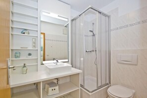 Shower - Balcony, free use of the AHOI adventure pool and sauna - Villa Karola FeWo 04 - (Göhren)