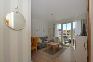 TV, stereo - Balcony, free use of the AHOI adventure pool and sauna - Villa Karola FeWo 12 - (Göhren)