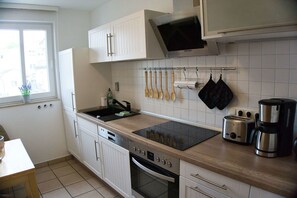 Frigorifero, forno, piano cottura, lavastoviglie