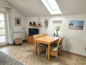Dining - Directly on the beach promenade, balcony with sea view - Aparthotel Ostsee FeWo 35 (Binz)