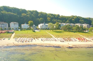 A beach resort with multiple buildings, a sandy beach, and a grassy area. - Directly on the beach promenade, balcony with sea view - Aparthotel Ostsee FeWo 31 (Binz)