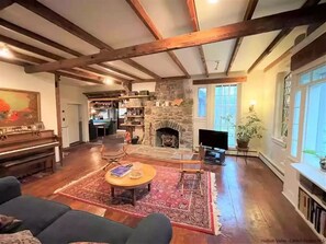 Smart TV, lettore DVD, libri, videoteca