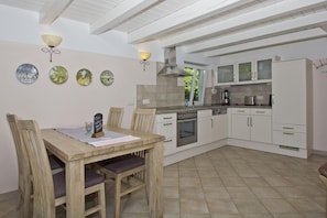Fridge, oven, stovetop, dishwasher - Beachfront idyll by the sea, private bathing area - Gutshof Ostseeblick FeWo 01 - (Putbus)
